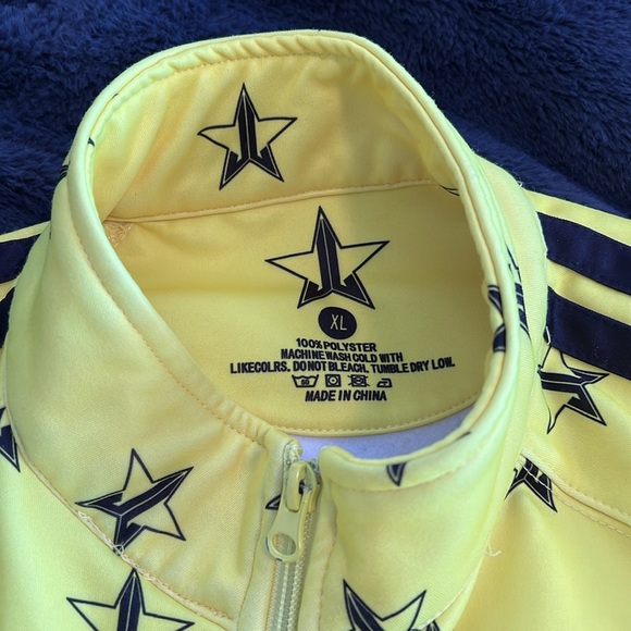 Men’s neon yellow and black stars full zip mock neck light weight jacket. - Picture 2 of 3
